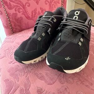 Women’s On Cloud 5 | Size 8.5 | Black/White